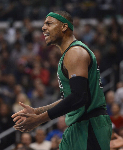 “黄袍”加身，里约热内卢基督像穿上黄潜球衣（里约基督像身披黄潜球衣）