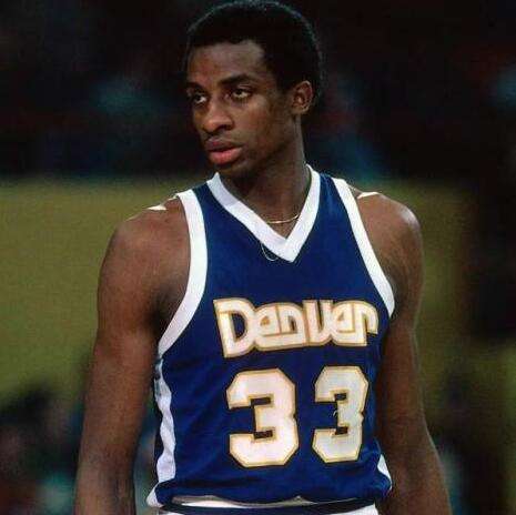 正随巴西在枪手基地训练，维尼修斯与多名阿森纳青训球员合影（随巴西队在阿森纳基地训练，维尼修斯与多名枪手青训球员合影）