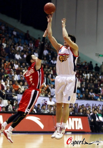 库里谈追梦与科尔争吵：我们都有职业性！他不在时 容错率会降低（库里评追梦与科尔争执：我们很职业，他缺席时球队容错空间更小）