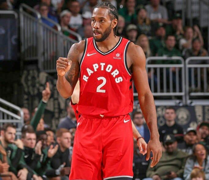 悼念若塔，红军名宿汤普森与毕包主席赛前在KOP看台前献花圈（赛前悼念若塔：红军名宿汤普森携毕包主席在KOP看台前敬献花圈）