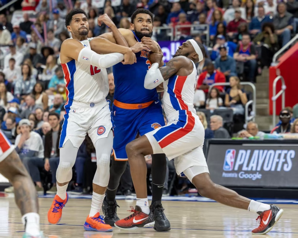 比尔住着拐杖来到现场和小卡kd寒暄（比尔拄着拐杖现身现场，与小卡、KD寒暄）