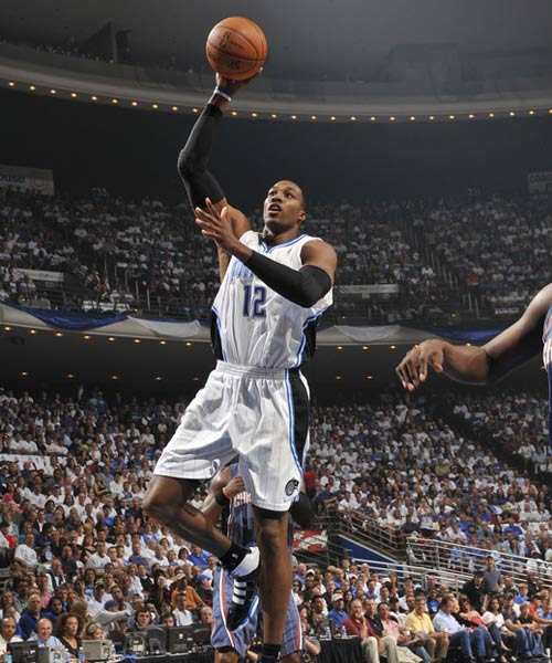 阿森纳继续5分领跑，切尔西利物浦遭遇冷门（阿森纳5分优势继续领跑，切尔西与利物浦相继爆冷）