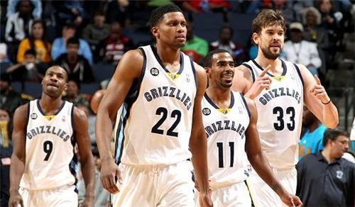 爱德华兹44分创赛季得分新高，单节19分+准绝平拯救球队（爱德华兹轰44分刷新赛季新高，单节19分+准绝平力挽狂澜）