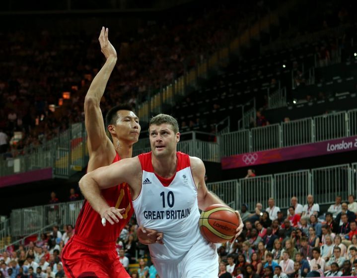 默特萨克、于大宝观战梅州U15vs浙江U15，并与小球员互动（默特萨克与于大宝到场观看梅州U15对阵浙江U15，并与小球员互动交流）