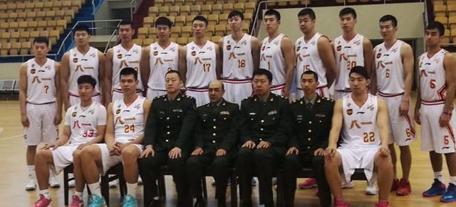 懂球帝2025年11月MVP候选出炉：姆巴佩、哈兰德领衔，莱万在列（懂球帝公布2025年11月MVP候选名单：姆巴佩、哈兰德领跑，莱万入选）