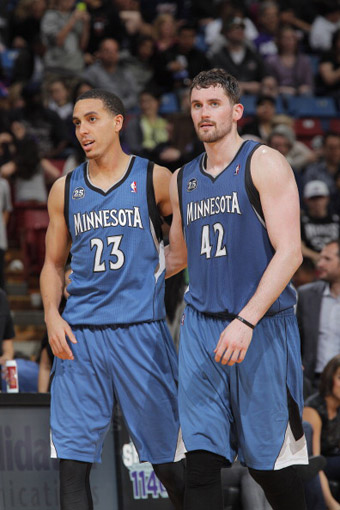 英超：曼联客场2-1击败莱斯特城（英超：曼联2-1客胜莱斯特城）