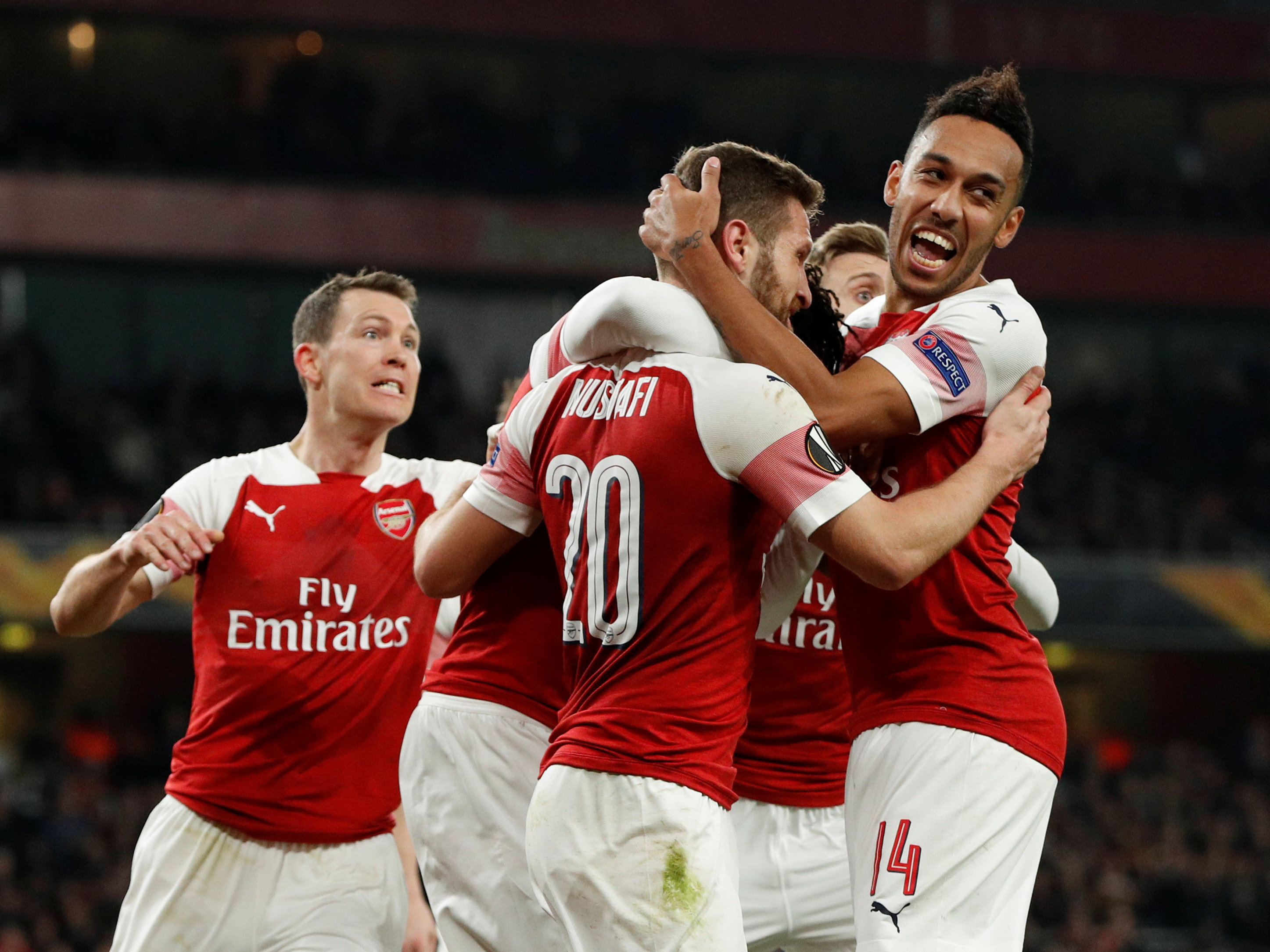 梅西再创纪录引全场欢呼（梅西再破纪录，全场沸腾）