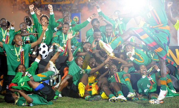 体坛记忆｜浓眉抢断库里，所有人都知道库里要干嘛，但是浓眉却一无所知（体坛回忆｜浓眉断下库里手中球，众人皆知库里意图，浓眉却浑然不觉）