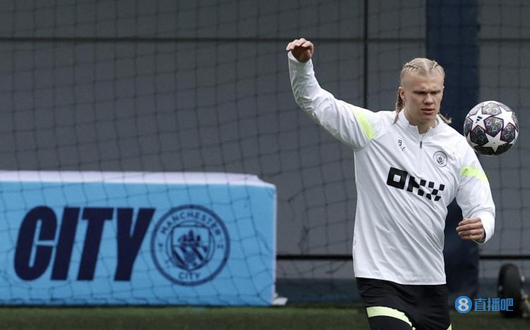 尤文全队和球迷一起出现在登机口，斯帕莱蒂和球迷们友好互动（尤文全队与球迷同现登机口，斯帕莱蒂亲切互动）