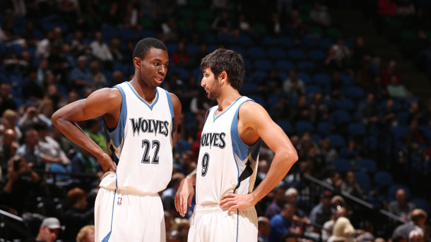 足球国足球迷自发组织万人方阵助威（国足球迷自发组建万人方阵为球队助威）