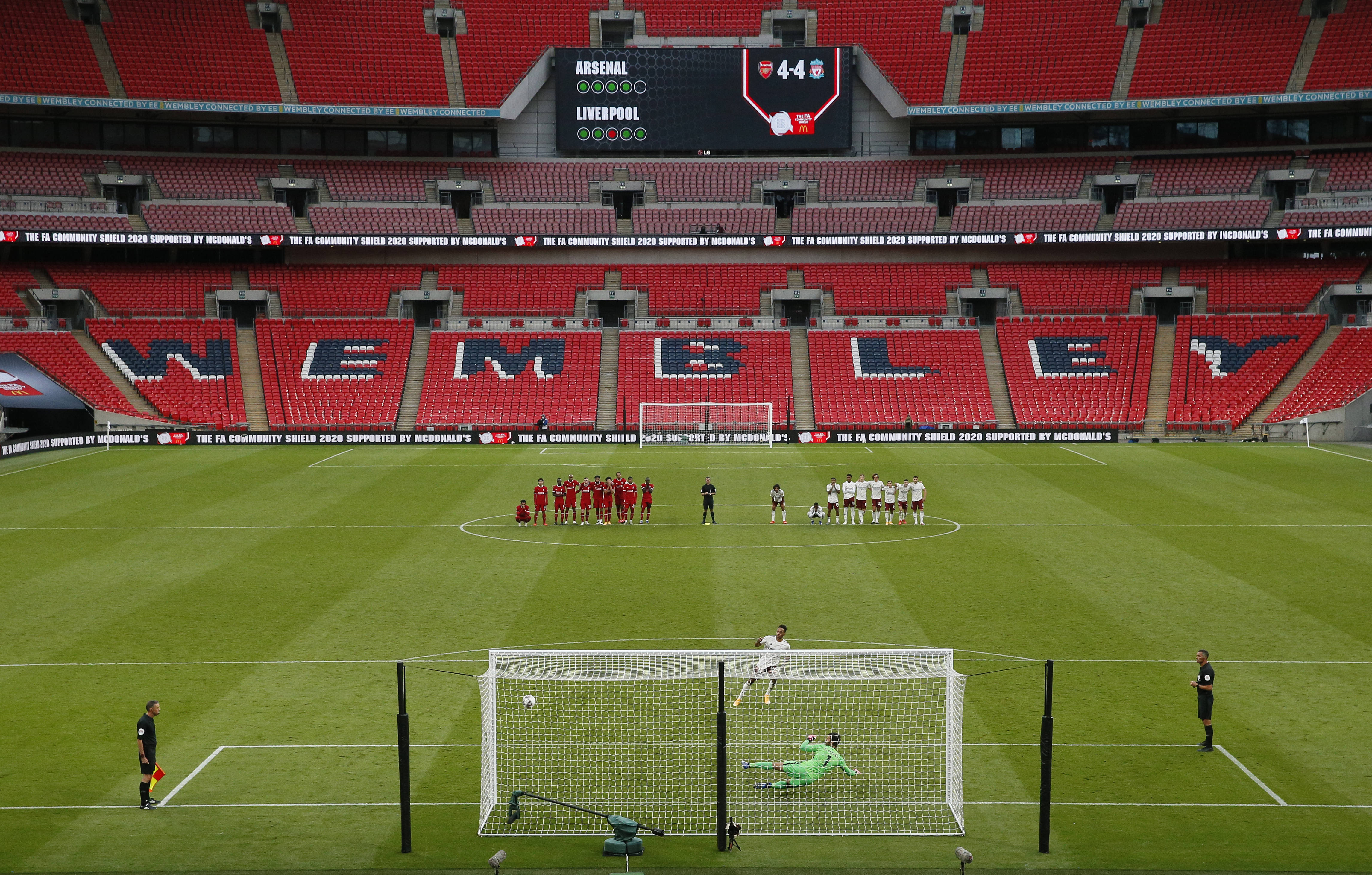 越来越大了，泰州高速口已经搭好巨幅“苏超”冠军标语（泰州高速口挂起巨幅“苏超”冠军标语，声势再升级）