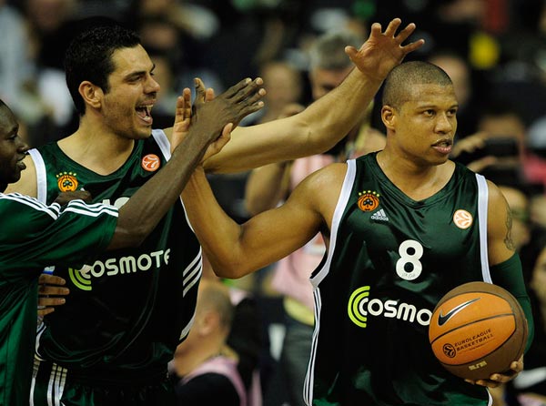 C罗一家海边度假，乔治娜晒比基尼展示性感身材（C罗携家人海边度假，乔治娜比基尼亮相秀火辣曲线）