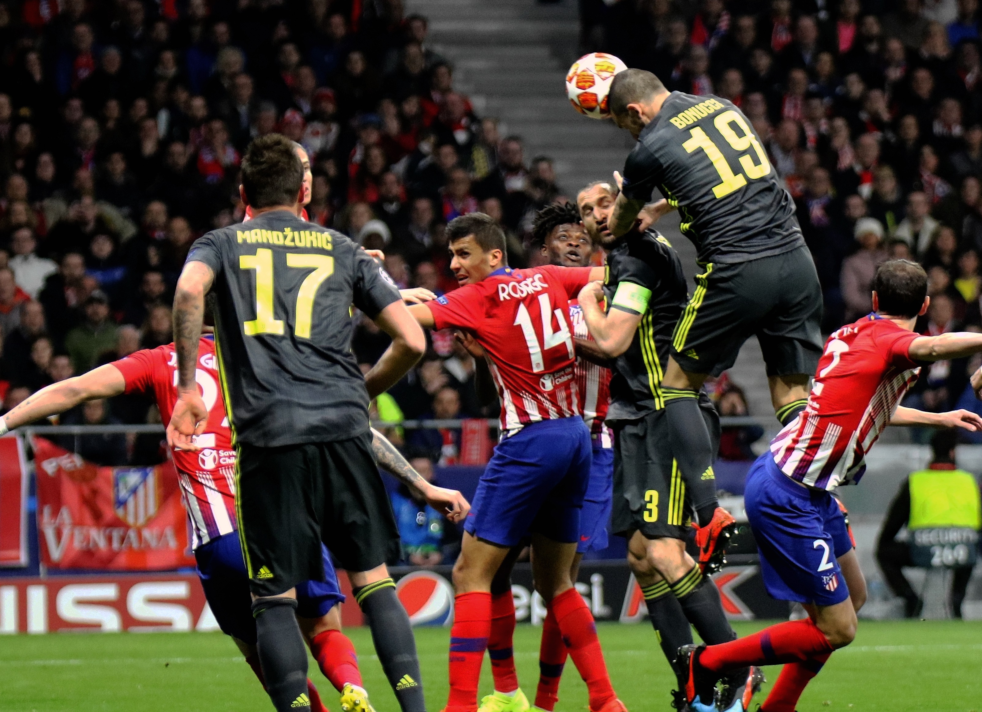 梦回巅峰！克莱上半场一分未得，下半场投进6记三分轰23分（克莱半场挂零，下半场飙进6记三分独砍23分）